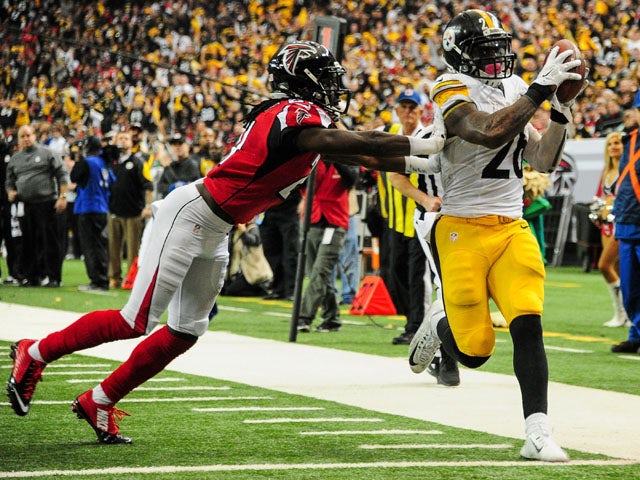 Le'Veon Bell #26 of the Pittsburgh Steelers rushes for a touchdown past Desmond Trufant #21 of the Atlanta Falcons in the second half at the Georgia Dome on December 14, 2014
