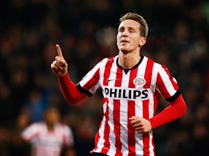 De Jong hat-trick gives PSV 10th straight win