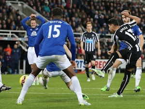 Newcastle squeeze past Everton