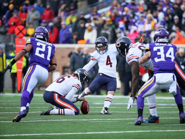 Jay Feely #4 of the Chicago Bears kicks a field goal to tie the game against the Minnesota Vikings during the second quarter on December 28, 2014