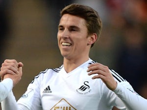 Swansea complete deal for Tom Carroll