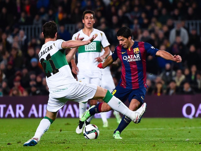 Luis Suarez of FC Barcelona scores his team's second goal during the Copa del Rey Round of 16 First Leg match against Elche CF on January 8, 2015