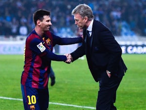 Head coach David Moyes of Real Sociedad shakes hands with Lionel Messi of FC Barcelona at the end of the La Liga match on January 4, 2015