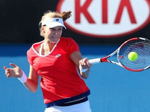 Makarova eases into second round