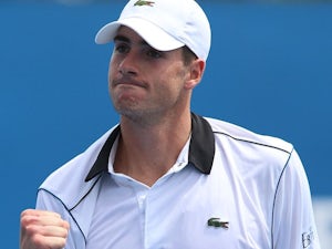 Isner edges out Lopez in Queen's slog