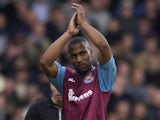 Les Ferdinand of West Ham United applauds the fans as he leaves the pitch during the FA Barclaycard Premiership match against Tottenham Hotspur on March 1, 2003