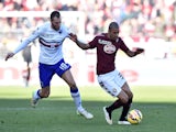 Bruno Peres (R) of Torino FC is challenged by Vasco Regini of UC Sampdoria during the Serie A match on February 1, 2015