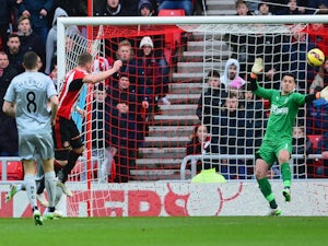 Defoe nets as Sunderland lead by two