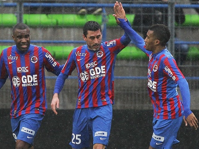 Caen's French midfielder Julien Feret (C) is congratulated by teammates after scoring a goal during the French L1 football match between Caen (SMC) and Saint-Etienne (ASSE) on February 1, 2015