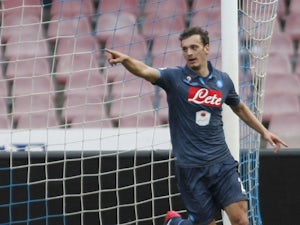 Napoli win to keep pressure on Roma