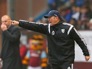 Manager Tony Pulis of West Brom gives direction during the Barclays Premier League match between Burnley and West Bromwich Albion at Turf Moor on February 8, 2015