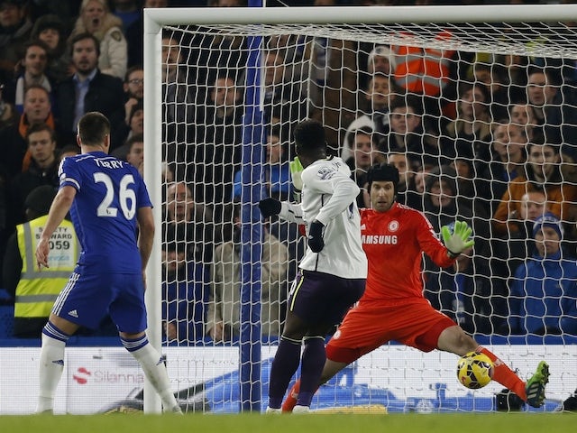 Chelsea's Czech goalkeeper Petr Cech (R) saves a shot by Everton's Belgian striker Romelu Lukaku during the English Premier League football match on February 11, 2015