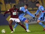 Metz' French forward Yeni Ngbakoto (L) vies for the ball with Brest's Stephane Tritz (C) and Brest's Manuel Perez (R) during the French Cup football match on February 12, 2015