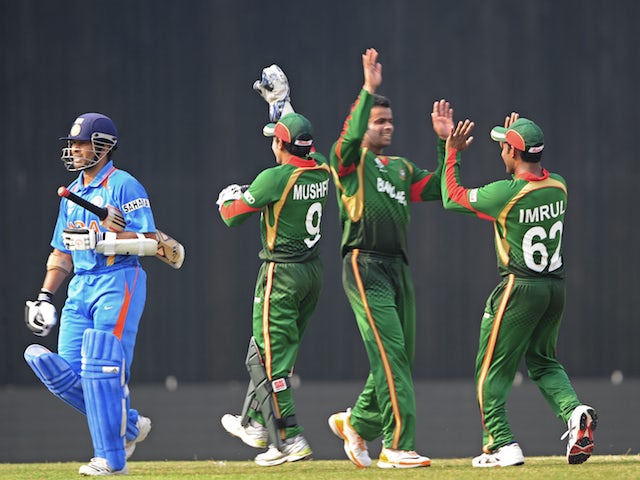 Bangladeshi cricketers Mushfiqur Rahim (2nd L), Abdur Razzak (2nd R) and Naeem Islam (R) celebrate after the dismissal of Indian cricketer Sachin Tendulkar (L) during the first match of the World Cup on February 19, 2011