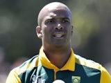 Vernon Philander of South Africa prepares to bowl during the Cricket World Cup one-day warm up match between New Zealand and South Africa at Hagley Park Oval in Christchurch on February 11, 2015