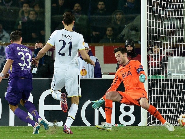 Fiorentina's forward from Germany Mario Gomez (L) scores a goal against Tottenham during the UEFA Europa League round of 32 second-leg football match on February 26, 2015