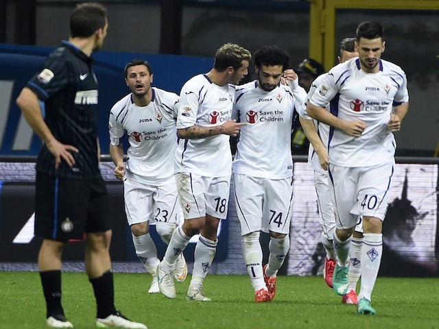 Fiorentina's Egyptian midfielder Mohamed Salah (2nR) celebrates with teammates after scoring during the Italian Serie A football match Inter Milan vs Firentina on March 1, 2015 