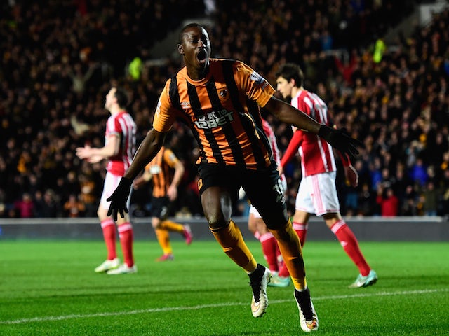 Hull striker Dame N' Doye (l) celebrates after scoring the first goal during the Barclays Premier League match against Sunderland on March 3, 2015