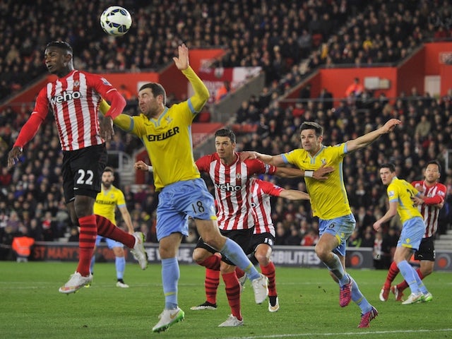 Southampton's Dutch midfielder Eljero Elia (L) flicks the ball on during the English Premier League football match against Crystal Palace on March 3, 2015