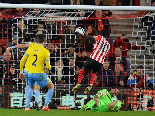 Southampton's Senegalese midfielder Sadio Mane (2nd L) scores the opening goal of the English Premier League football match against Crystal Palace on March 3, 2015
