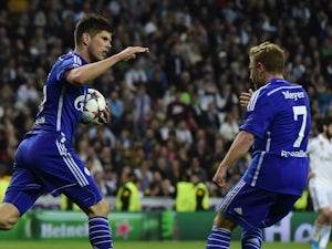 Schalke move into top four with Hannover win