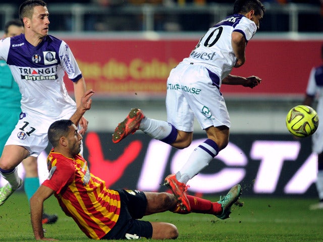 Lens' French defender Ahmed Kantari vies for the ball with Toulouse's French-Tunisian forward Wissam Ben Yedder during the French L1 football match between Lens (RCL) and Toulouse (TFC) on March 14, 2015