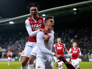 Ten-man AZ Alkmaar overcome FC Twente