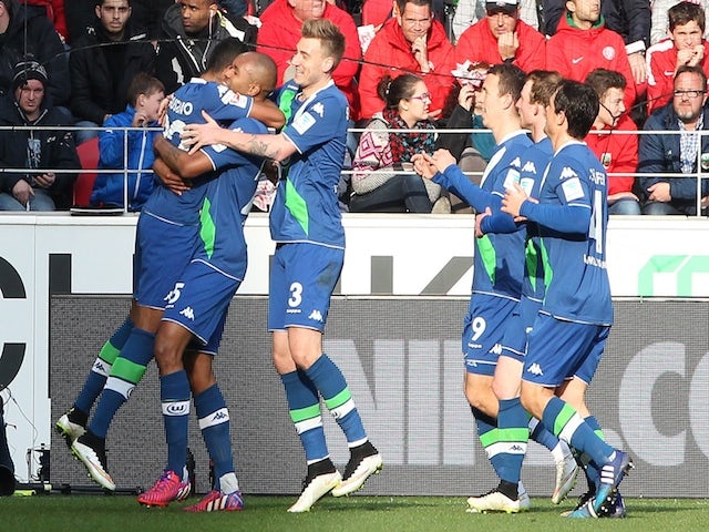 Wolfsburg's Brazilian midfielder Luiz Gustavo (L) celebrates scoring the 1-1 with teammates during the German first division Bundesliga football match against FSV Mainz on March 22, 2015