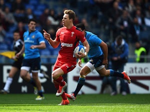 Wales thrash Italy to keep title hopes alive
