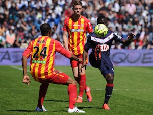Bordeaux's Senegalese forward Henri Saivet vies with Lens' French defender Ludovic Baal during the French L1 football match between Girondins de Bordeaux (FCGB) and Lens (RCL) on April 5, 2015