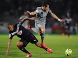 Marseille's forward Florian Thauvin (R) vies with Bordeaux's Brazilian defender Mariano (L) during the French L1 football match between Girondins de Bordeaux (FCGB) and Marseille (OM) on April 12, 2015
