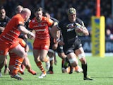 Kelly Brown of Saracens breaks with the ball during the Aviva Premiership match between Saracens and Leicester Tigers at Allianz Park on April 11, 2015