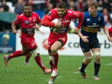 Toulon's winger Bryan Habana (C) runs to score a try during the European Champions Cup rugby union semi final match between Toulon and Leinster on April 19, 2015