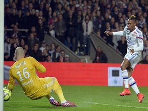 Ten-man Lyon hold Saint-Etienne to move top