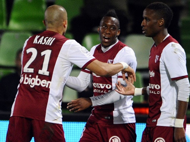Metz's Guinean midfielder Bouna Saar celebrates with teammates after scoring during the French L1 football match between Metz and Lens on April 18, 2015
