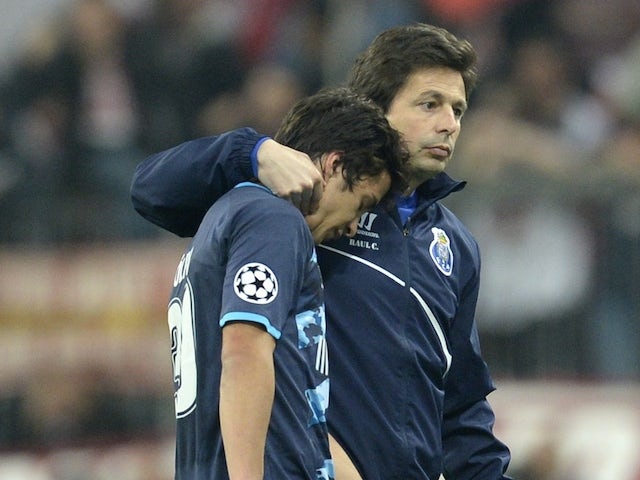 Porto's Spanish midfielder Oliver Torres (L) and a staff member react after the UEFA Champions League second-leg quarter-final football match Bayern Munich v FC Porto in Munich, southern Germany on April 21, 2015