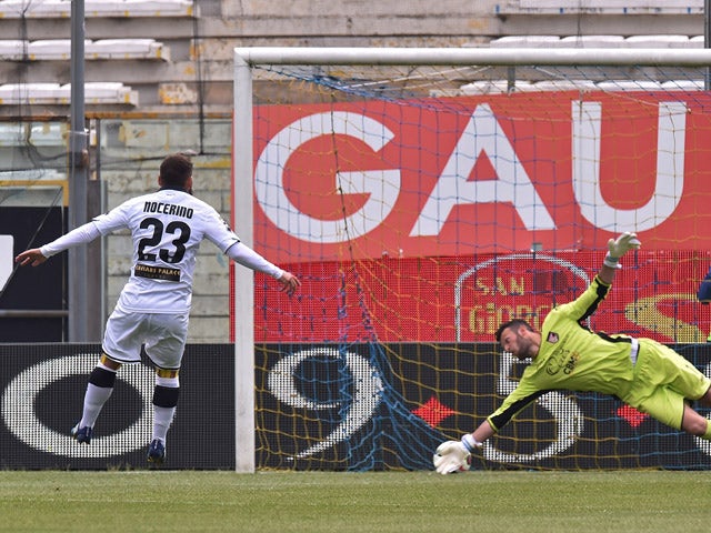Antonio Nocerino of Parma scores the penalty during the Serie A match between Parma FC and US Citta di Palermo at Stadio Ennio Tardini on April 26, 2015