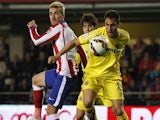 Atletico Madrid's French forward Antoine Griezmann (L) vies with Villarreal's defender Victor Ruiz during the Spanish league football match Villarreal CF vs Club Atletico de Madrid at El Madrigal stadium in Villareal on April 29, 2015