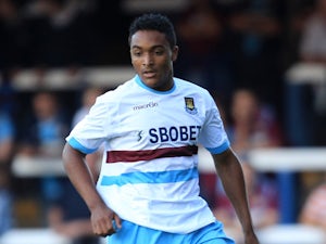 Youngster signs new West Ham deal