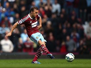 Half-Time Report: Noble scores penalty against 10-man Burnley