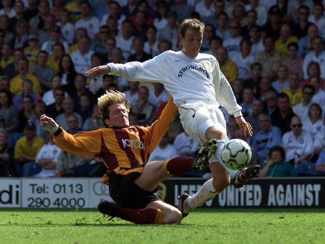 Lee Bowyer of Leeds beats a challenge from Gary Locke of Bradford during the Premiership match on May 13, 2001