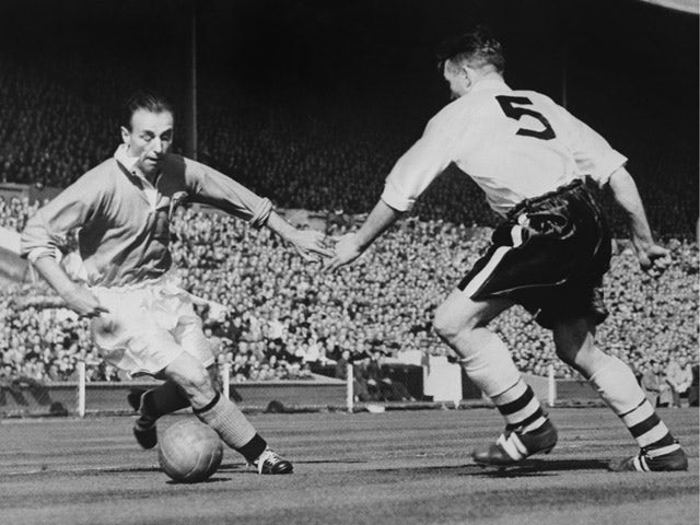 Blackpool's forward Stanley Matthews dribbles past Bolton's midfielder Barass during the English Cup final 03 May 1953