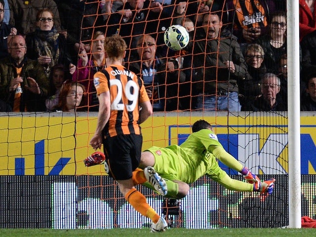 Hull City's Irish midfielder Stephen Quinn (L) scores during the English Premier League football match between Hull City and Arsenal at the KC Stadium in Hull, north-east England, on May 4, 2015