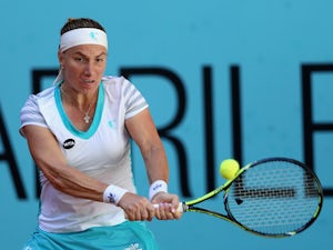 Kuznetsova digs deep to set up Sharapova semi-final