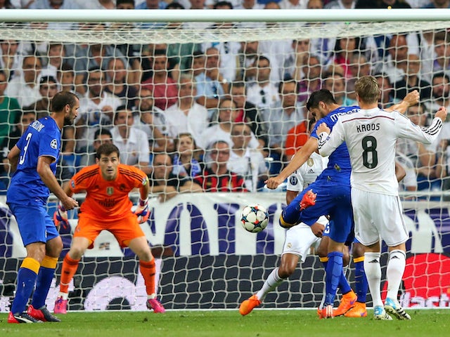 Alvaro Morata (2nd R) of Juventus scores a goal to level the scores at 1-1 during the UEFA Champions League Semi Final, second leg match between Real Madrid and Juventus at Estadio Santiago Bernabeu on May 13, 2015