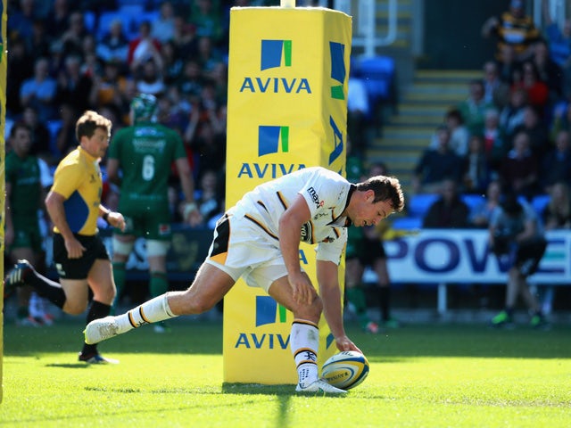Rob Miller of Wasps scores between the posts during the Aviva Premiership match between London Irish and London Wasps at Madejski Stadium on May 16, 2015