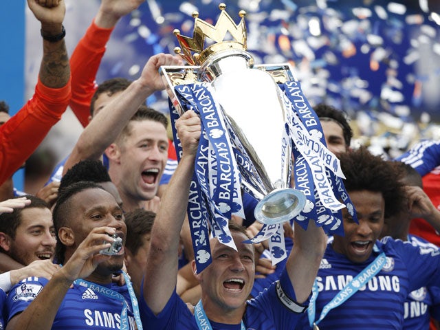 Chelsea's English defender John Terry holds up the Premier League trophy between Chelsea's Brazilian midfielder Willian and Chelsea's Ivorian striker Didier Drogba during the presentation after the English Premier League football match between Chelsea and