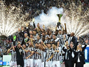 Juventus' players celebrate with the Italian League's trophy during a ceremony following the Italian Serie A football match Juventus vs Napoli on May 23, 201
