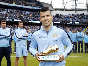 Sergio Aguero poses with his Golden Boot award on May 24, 2015