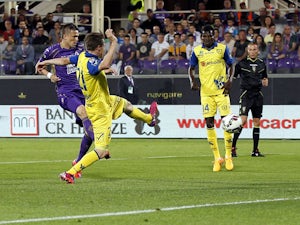 Josip Ilicic of ACF Fiorentina scores the opening goal during the Serie A match between ACF Fiorentina and AC Chievo Verona at Stadio Artemio Franchi on May 31, 2015